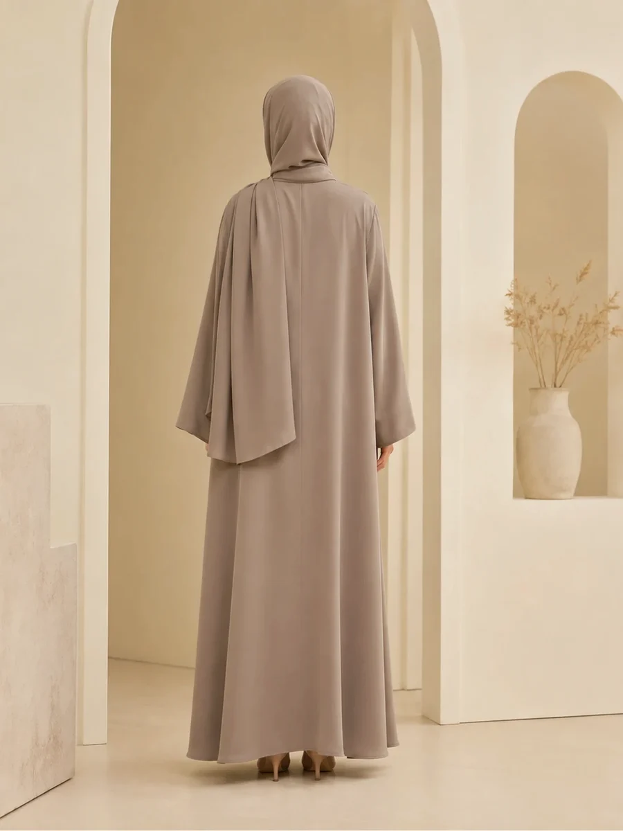 4-Season Abaya Liora – Taupe – Rückansicht | ZAVRYNE