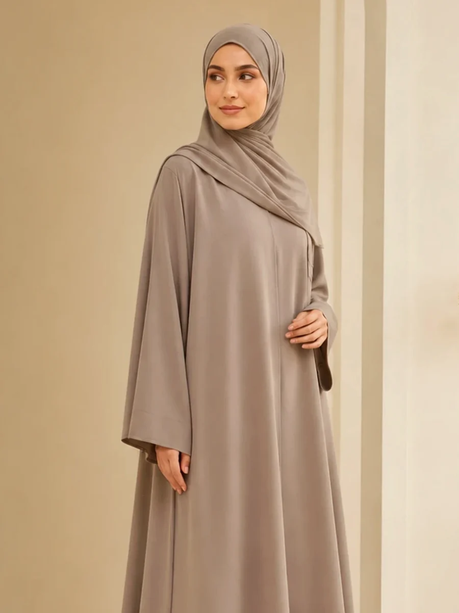 4-Season Abaya Liora – Taupe – Detailansicht | ZAVRYNE