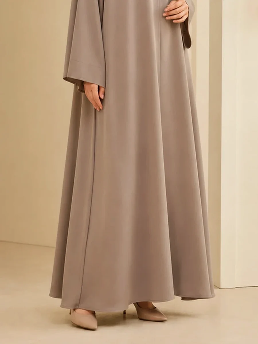 4-Season Abaya Liora – Taupe – Materialdetail | ZAVRYNE