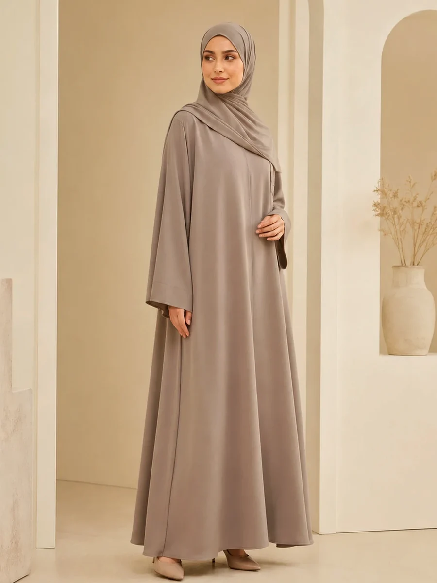 4-Season Abaya Liora – Taupe – Seitenansicht | ZAVRYNE