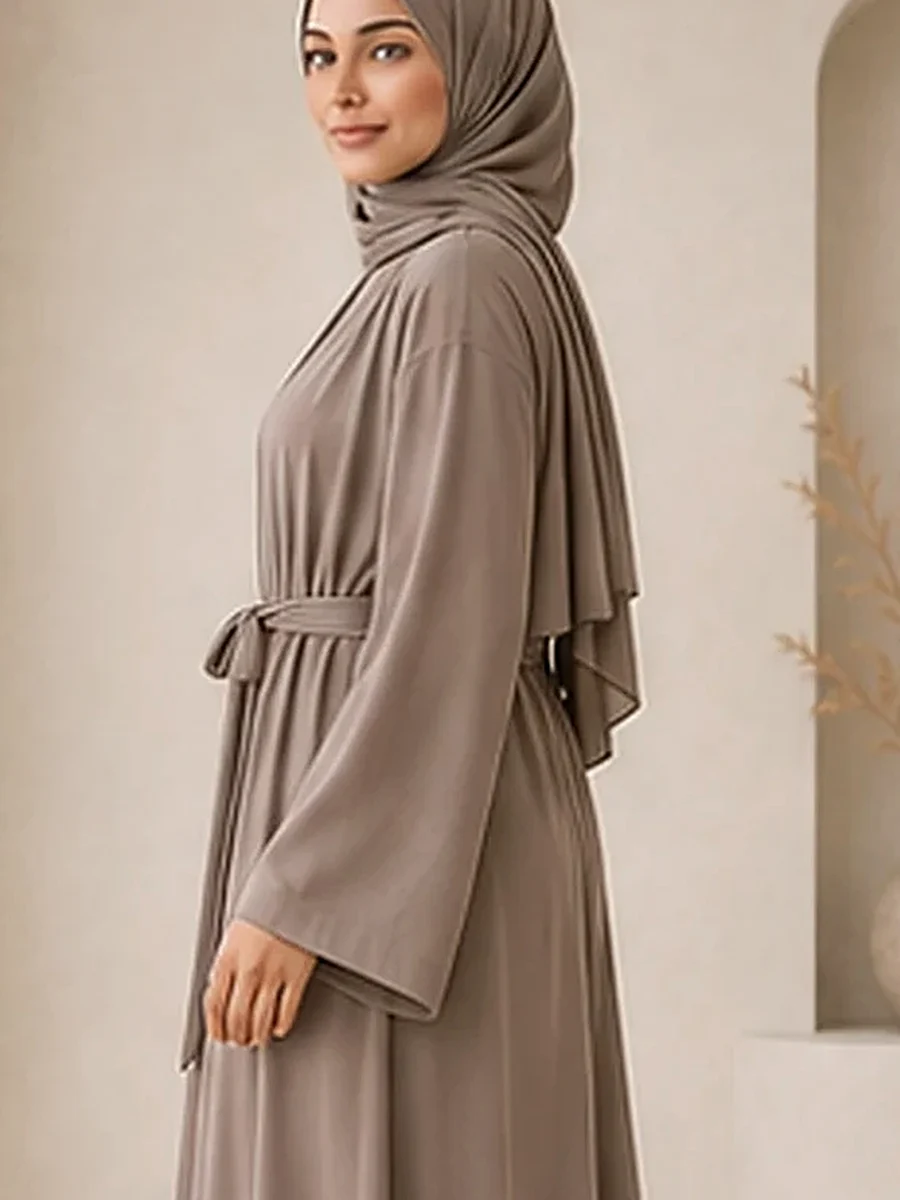Open Abaya mit Bindegürtel – Taupe – Detailansicht | ZAVRYNE