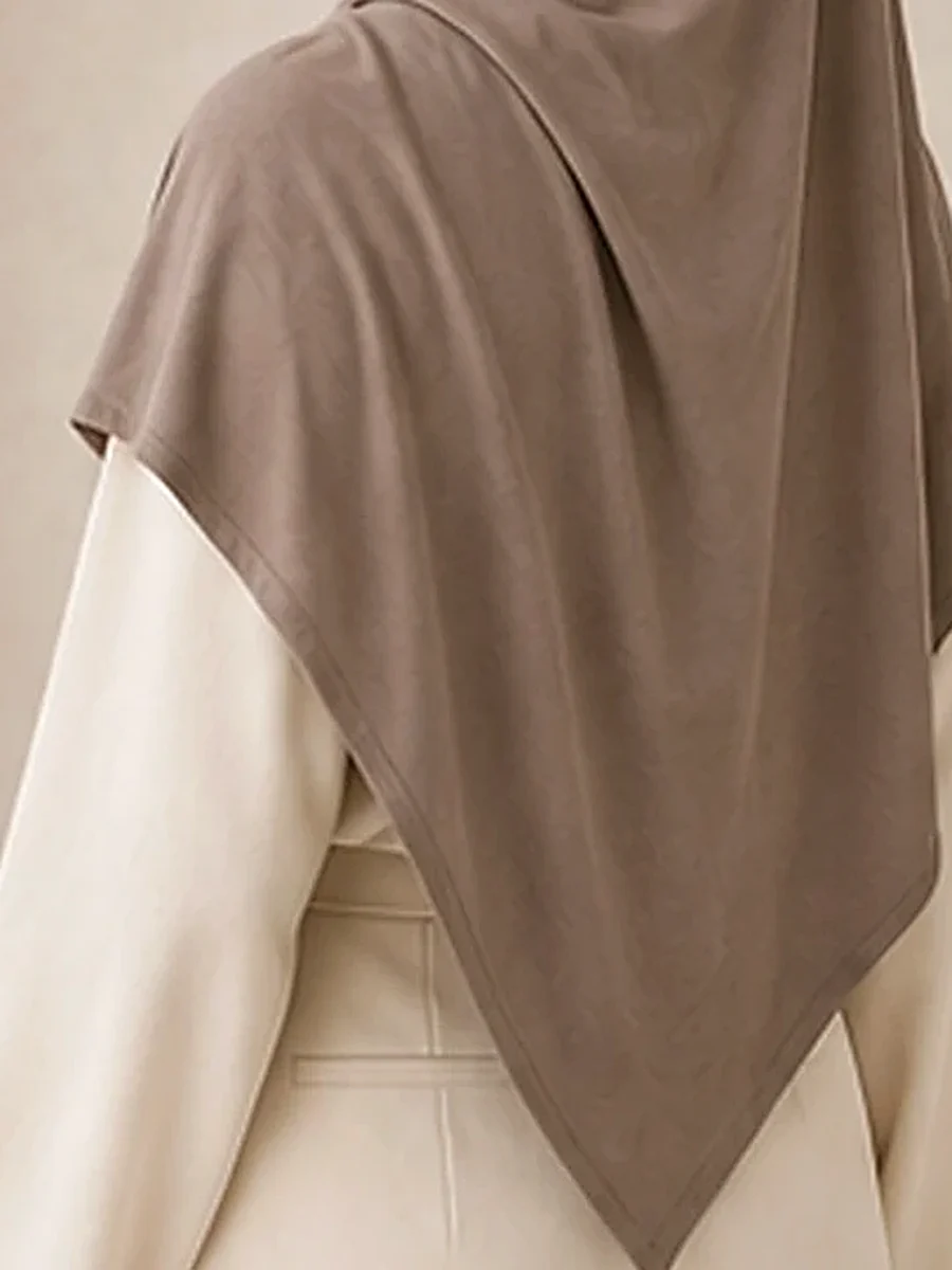 Premium Jersey Hijab – Taupe – Materialdetail | ZAVRYNE