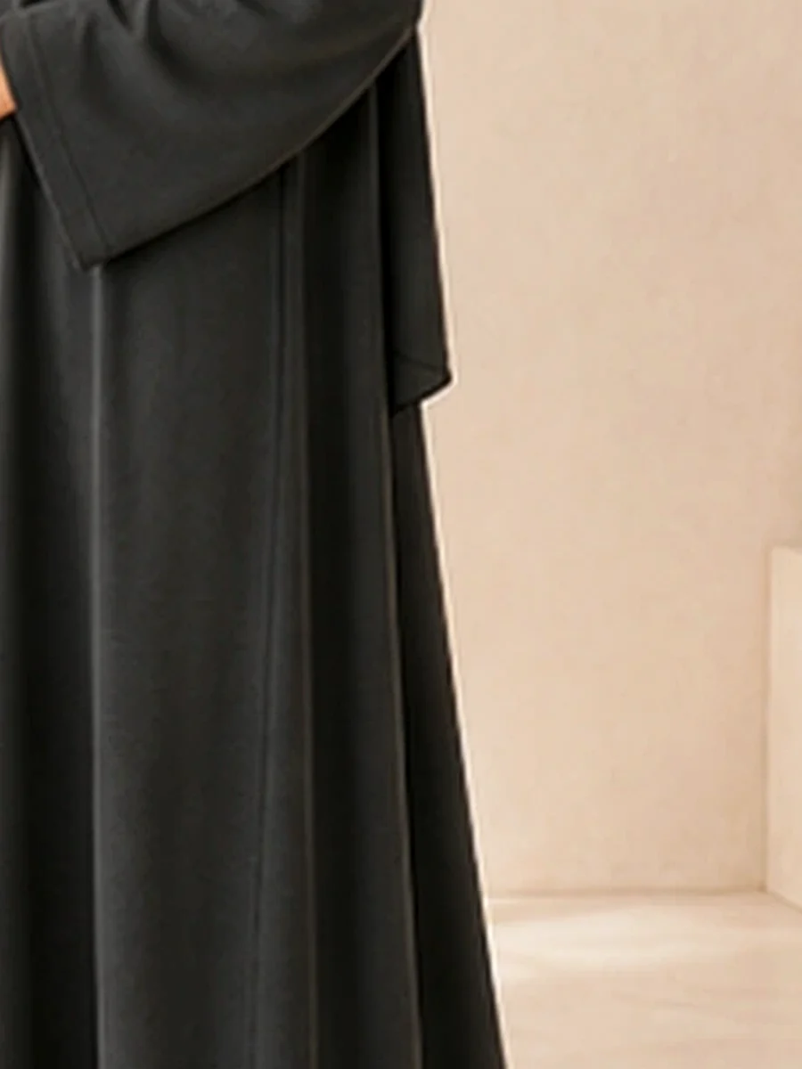 High-Neck Abaya Luna – Anthrazit – Materialdetail | ZAVRYNE
