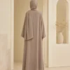 4-Season Abaya Liora – Taupe – Detailansicht | ZAVRYNE Deutschland