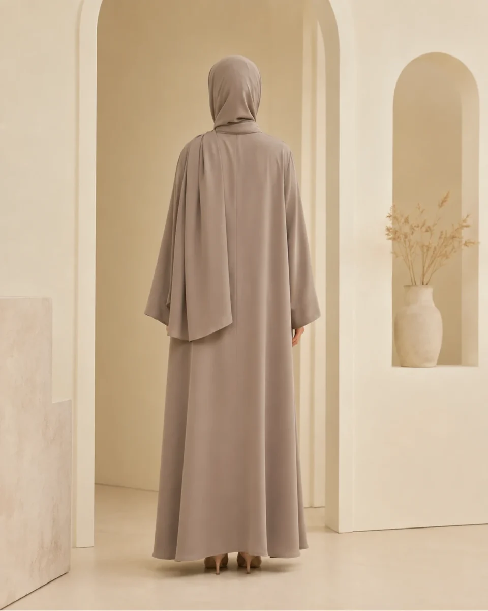 4-Season Abaya Liora – Taupe – Detailansicht | ZAVRYNE Deutschland