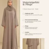 4-Season Abaya Liora – Taupe – Materialgefühl und Pflege | ZAVRYNE Deutschland