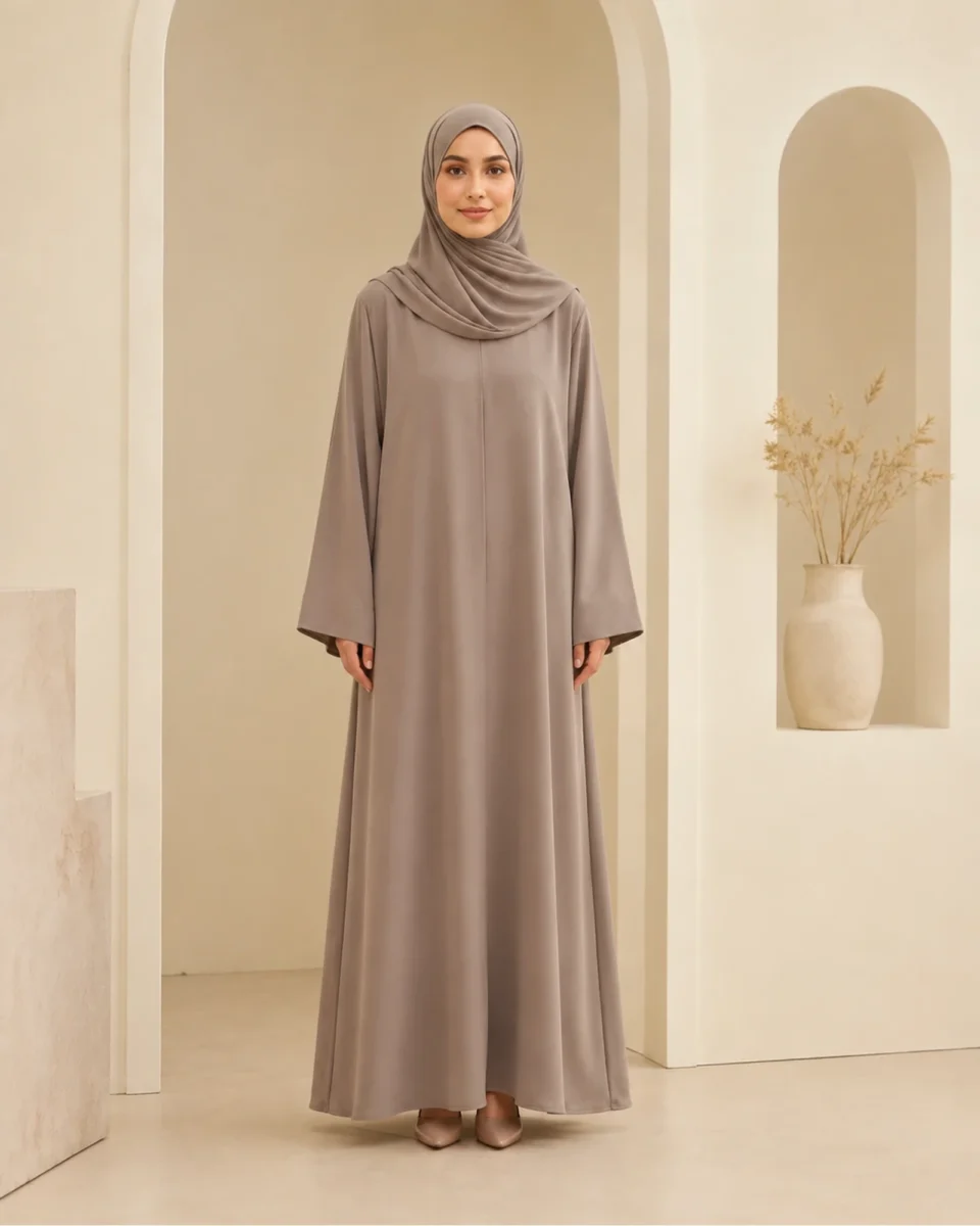 4-Season Abaya Liora – Taupe – Vorderansicht | ZAVRYNE Deutschland
