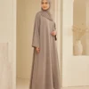 4-Season Abaya Liora – Taupe – zweite Ansicht | ZAVRYNE Deutschland