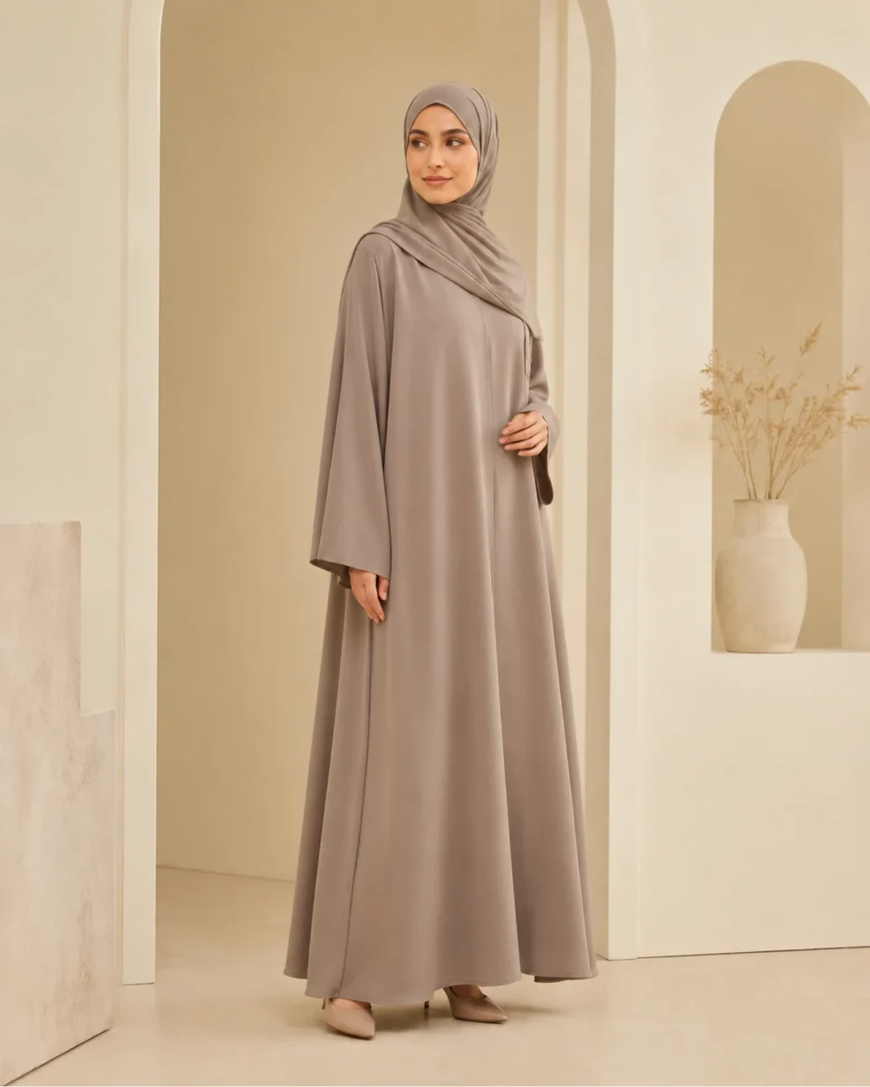4-Season Abaya Liora – Taupe – zweite Ansicht | ZAVRYNE Deutschland
