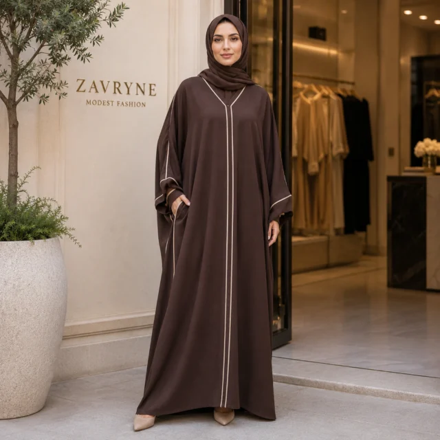 ZAVRYNE Maysa – Premium Kaftan-Abaya mit Kontrastpaspel & Seitentaschen