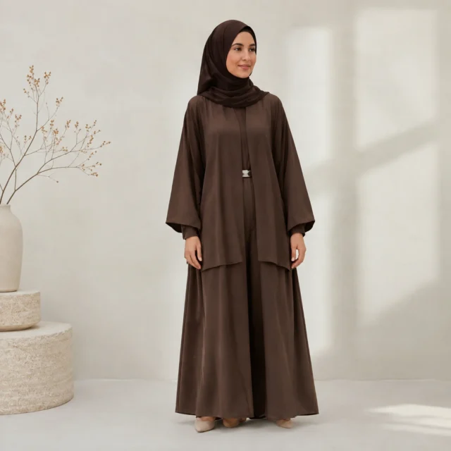 ZAVRYNE Mira – Zweiteiler Abaya-Set in Braun