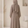 Openabaya mit Bindegürtel – Taupe – Detailansicht | ZAVRYNE Deutschland