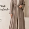 Openabaya mit Bindegürtel – Taupe – Vorderansicht | ZAVRYNE Deutschland