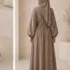 Wrap Abaya mit Ballonärmeln – Mocca – Detailansicht | ZAVRYNE Deutschland